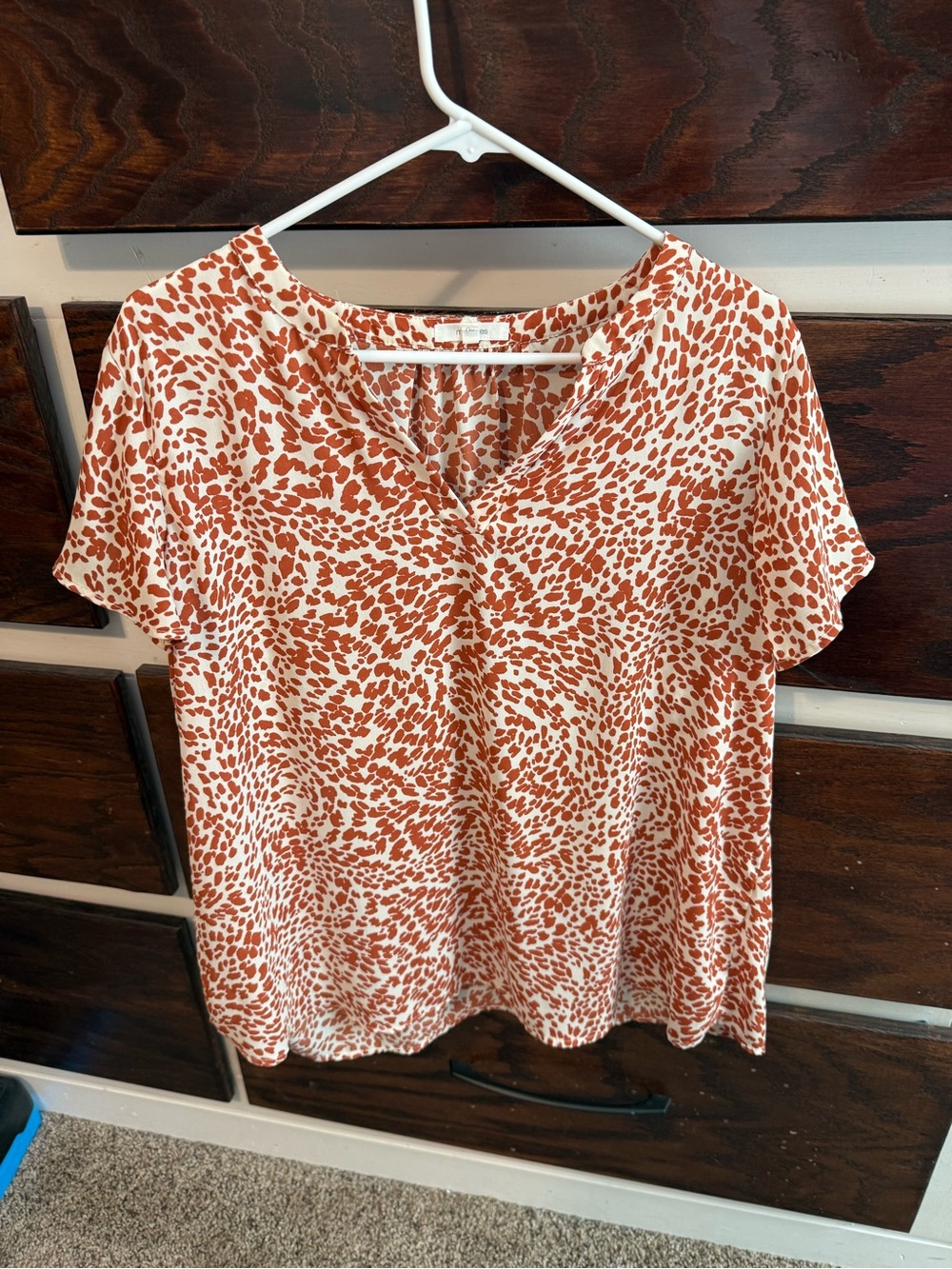 Maurices Rust Spot Print V-Neck Short Sleeve Top